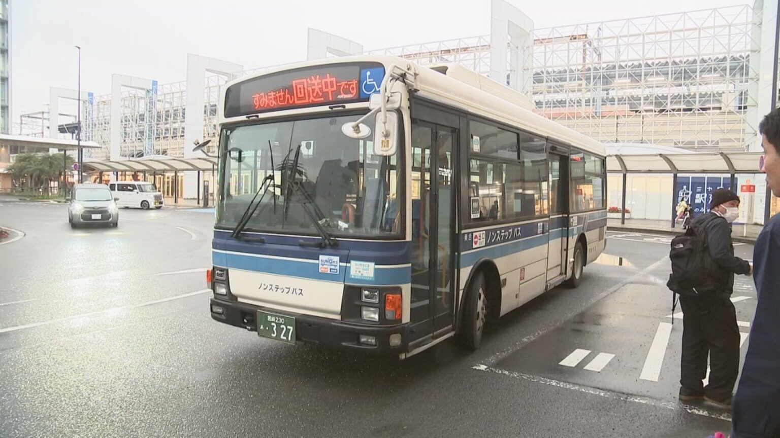 突然大声を出しバスを蹴る JR宮崎駅前でバスのワイパーを折り曲げた43歳男を器物損壊の疑いで逮捕（MRT宮崎放送） - Yahoo!ニュース