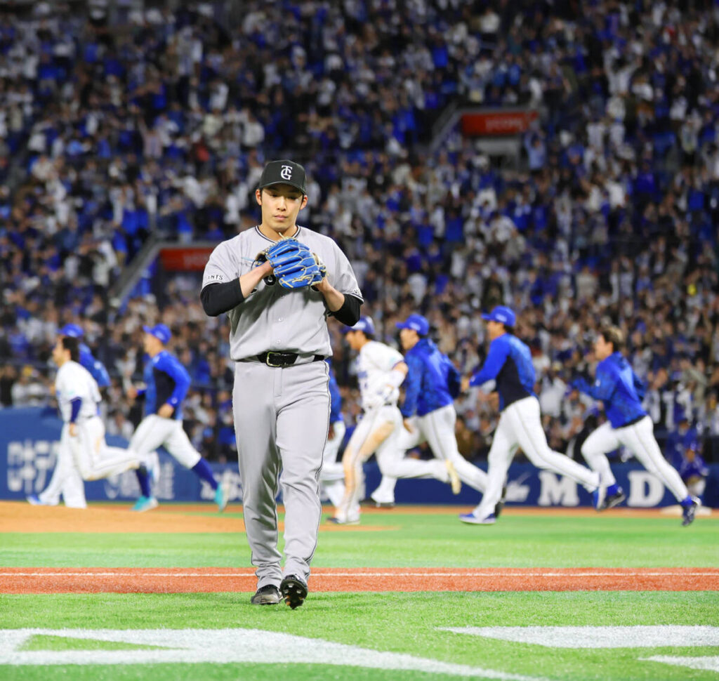 延長１１回１死一、二塁、戸柱に中越えのサヨナラ打を浴びた赤星優志（カメラ・小林　泰斗）