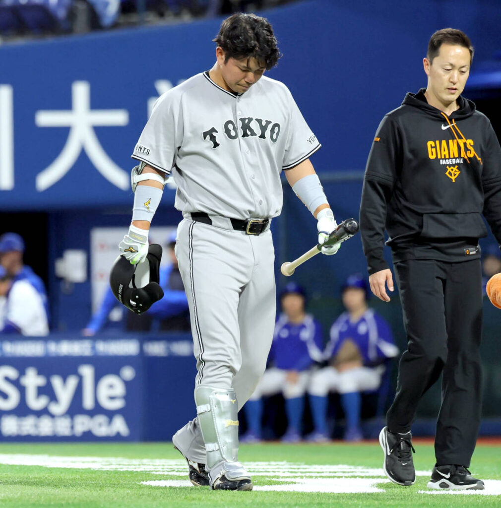 ２回１死、自打球を受けた大城卓三（カメラ・小林　泰斗）