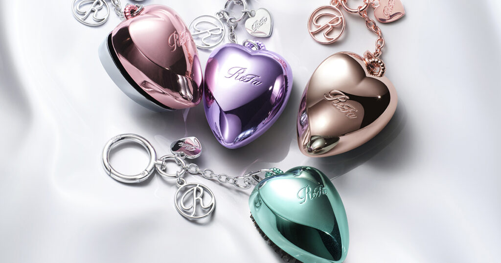 「リファ」のハート型ヘアブラシがチャーム型に　ヘアコームのMISAMOカラーも発売 - WWDJAPAN