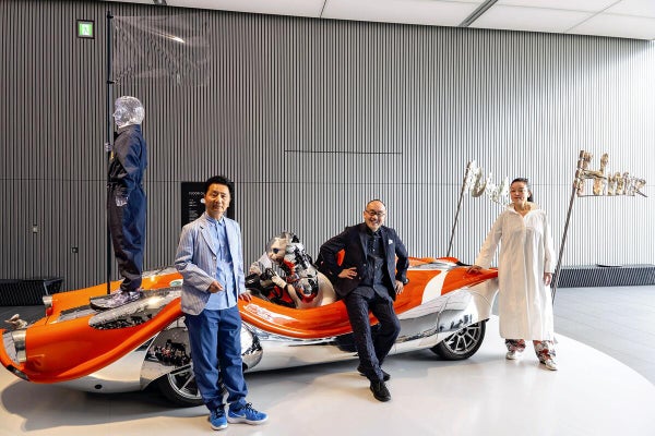 ３人が制作に携わったプロローグの立体作品（左から、森村さん、ヤノベさん、やなぎさん）（２４日、大阪市北区で）＝河村道浩撮影