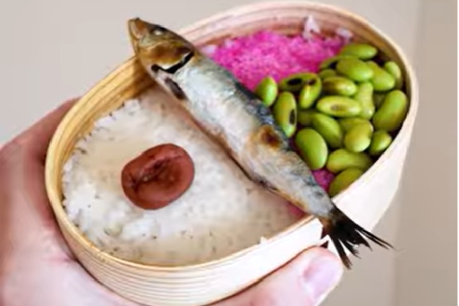 曲げわっぱに焼き魚や梅干しを詰めた日本風の弁当【出典：インスタグラム（bebechan_france）よりスクリーンショット】