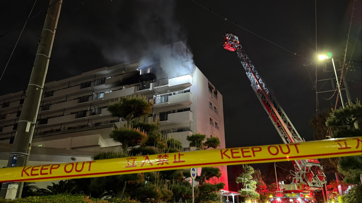 「部屋から火が出ている」神奈川県平塚市のマンションで火事 70代夫と60代妻を搬送も軽傷 焼け跡から1人の遺体 同居する夫の弟（60代）と連絡が取れず 神奈川県警（TBS NEWS DIG Powered by JNN）