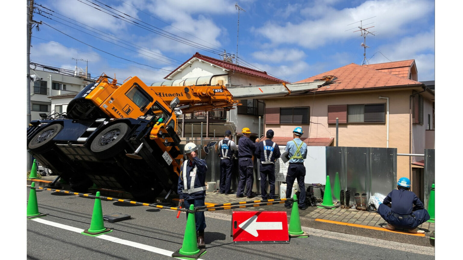 【速報】クレーン車が転倒し先端部分が住宅の屋根に突き刺さる けが人なし　東京・品川区西五反田の住宅　警視庁（TBS NEWS DIG Powered by JNN）
