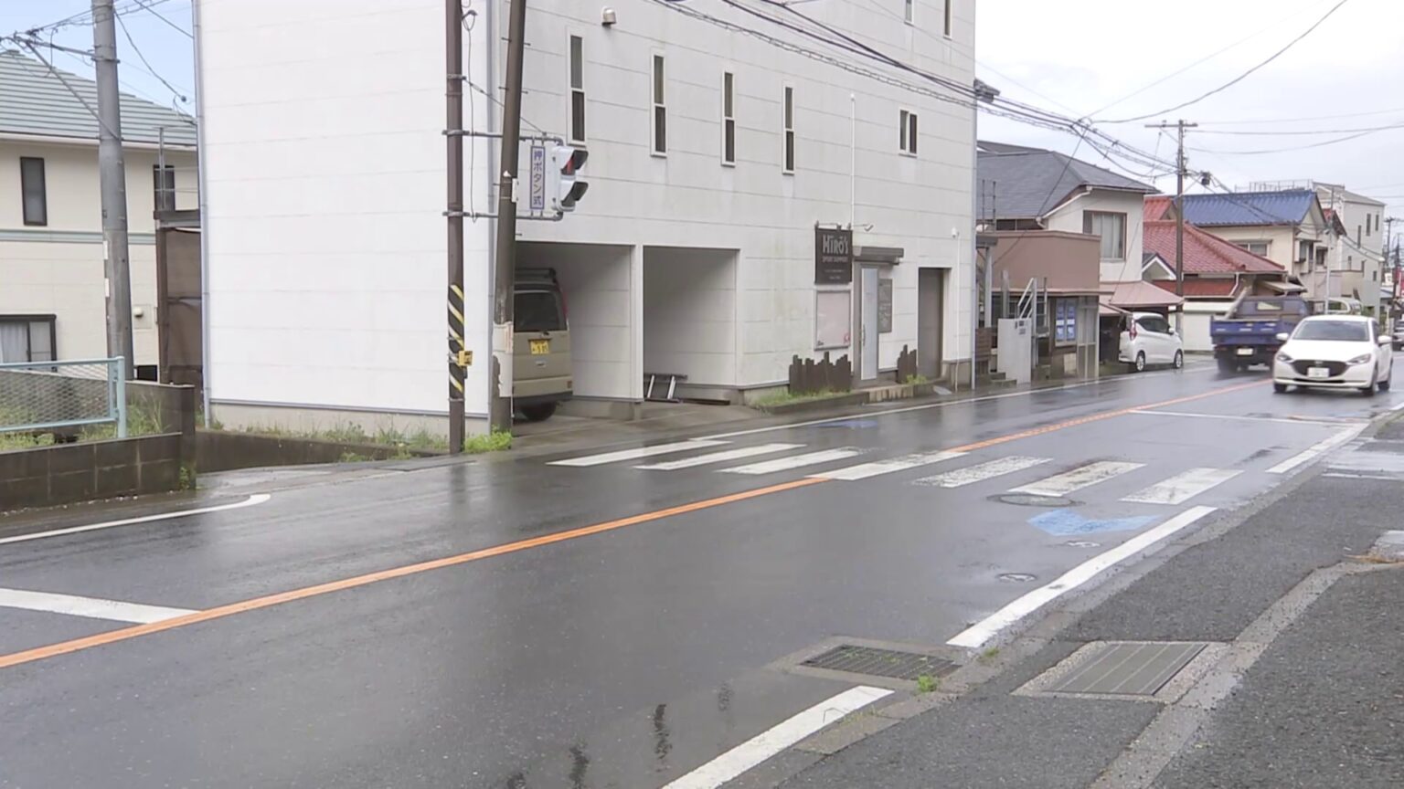 ワンボックスカーが道路標識に衝突 女性2人が標識の下敷き 1人は意識不明の重体 もう1人も大けが 車は神奈川県警の警察官が運転　横須賀市（TBS NEWS DIG Powered by JNN）