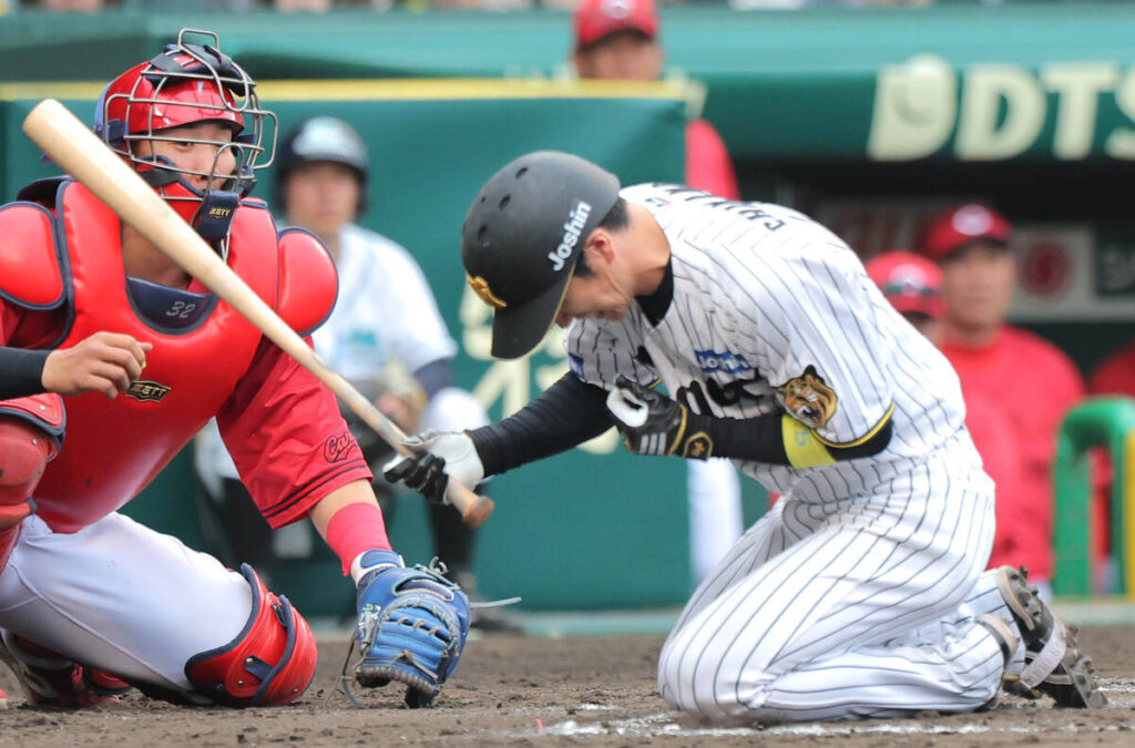 ２６日の広島戦の８回に近本光司が死球を受ける