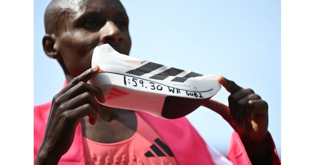 アディダスの最新シューズ、マラソン人類史上初の2時間切りに貢献 片足97グラム - fashionsnap.com