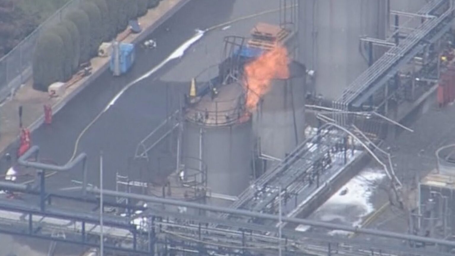 【速報】「タンクが爆発した」工場の火事で少なくとも5人がけが 2人が重傷か タンク内のエタノールが燃えたか 泡消火剤なども使い約3時間後に鎮火 広島（RCC中国放送） - Yahoo!ニュース