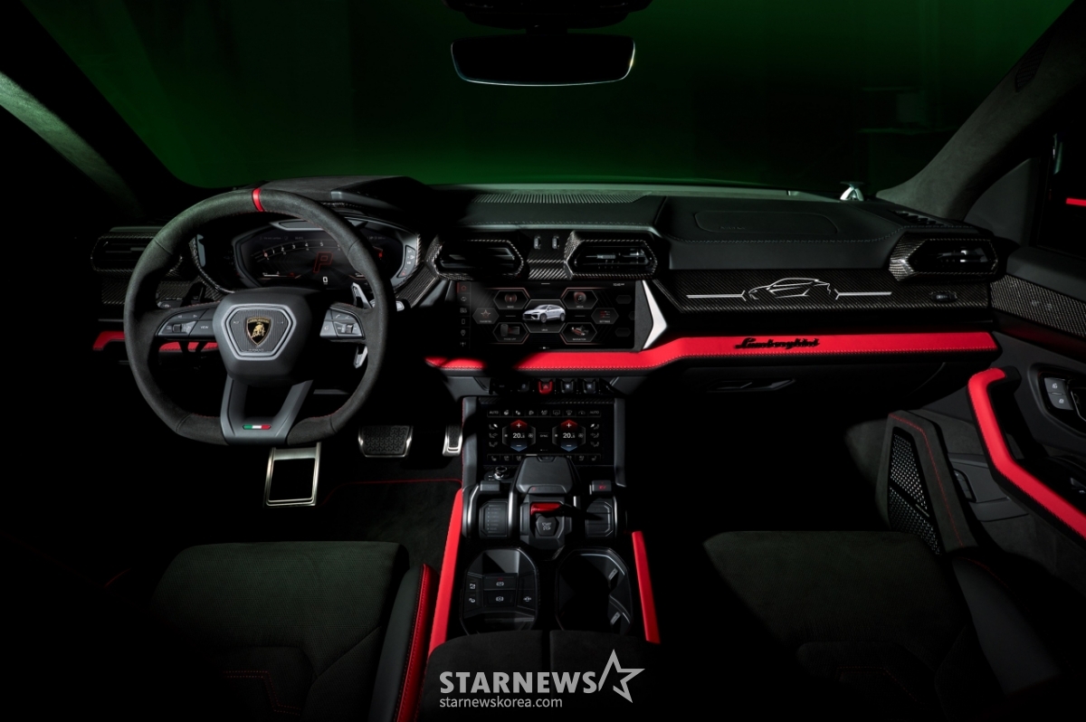 ウルスSEテトネロ/写真提供=オートモビリランボルギーニ