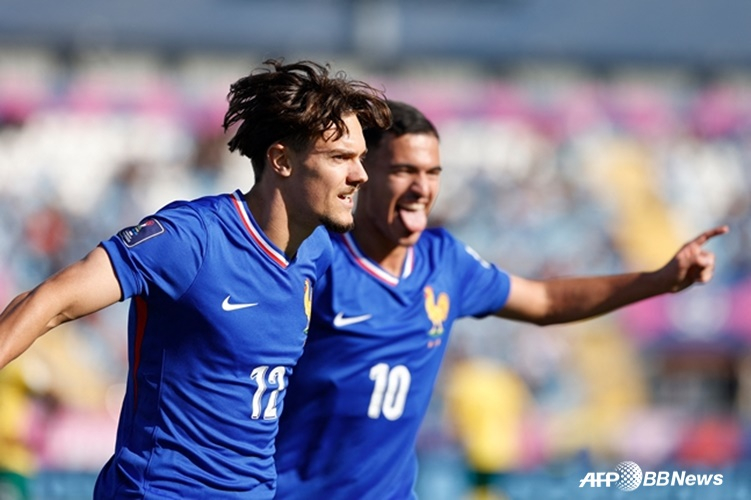 フランスU-20代表チームの主将時代、マイサム·ベナマ（左）。 /AFPBBNews=ニュース1