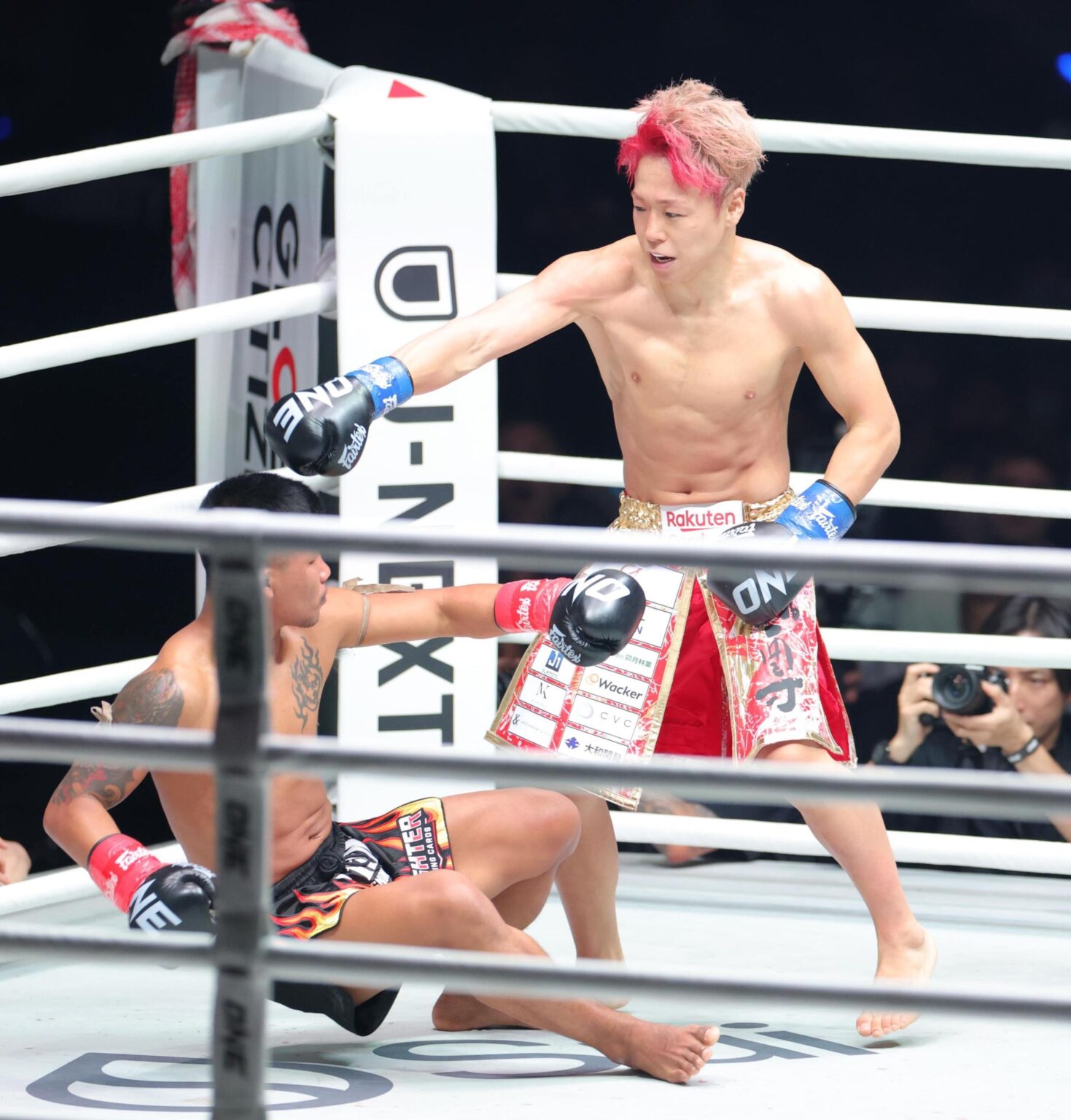 武尊が男泣き「うれしいしかない」引退試合で劇的５回ＴＫＯ勝ち！“ムエタイの伝説”ロッタンから計４度ダウン奪い圧巻リベンジ 妻・川口葵見守る中、完全燃焼（デイリースポーツ） - Yahoo!ニュース