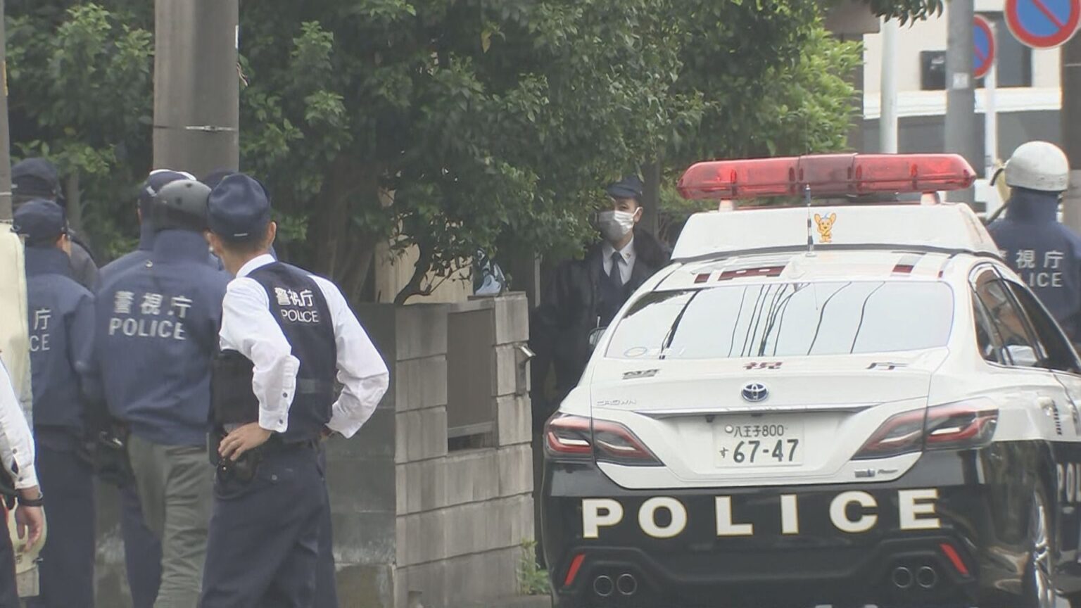 【速報】警察が突入も男の姿なく逃走中　路上で少年2人をハンマーで殴り駆けつけた警察官6人と母親に農薬噴射か　室内にはナイフ残される　計9人けが　東京・福生市（TBS NEWS DIG Powered by JNN）