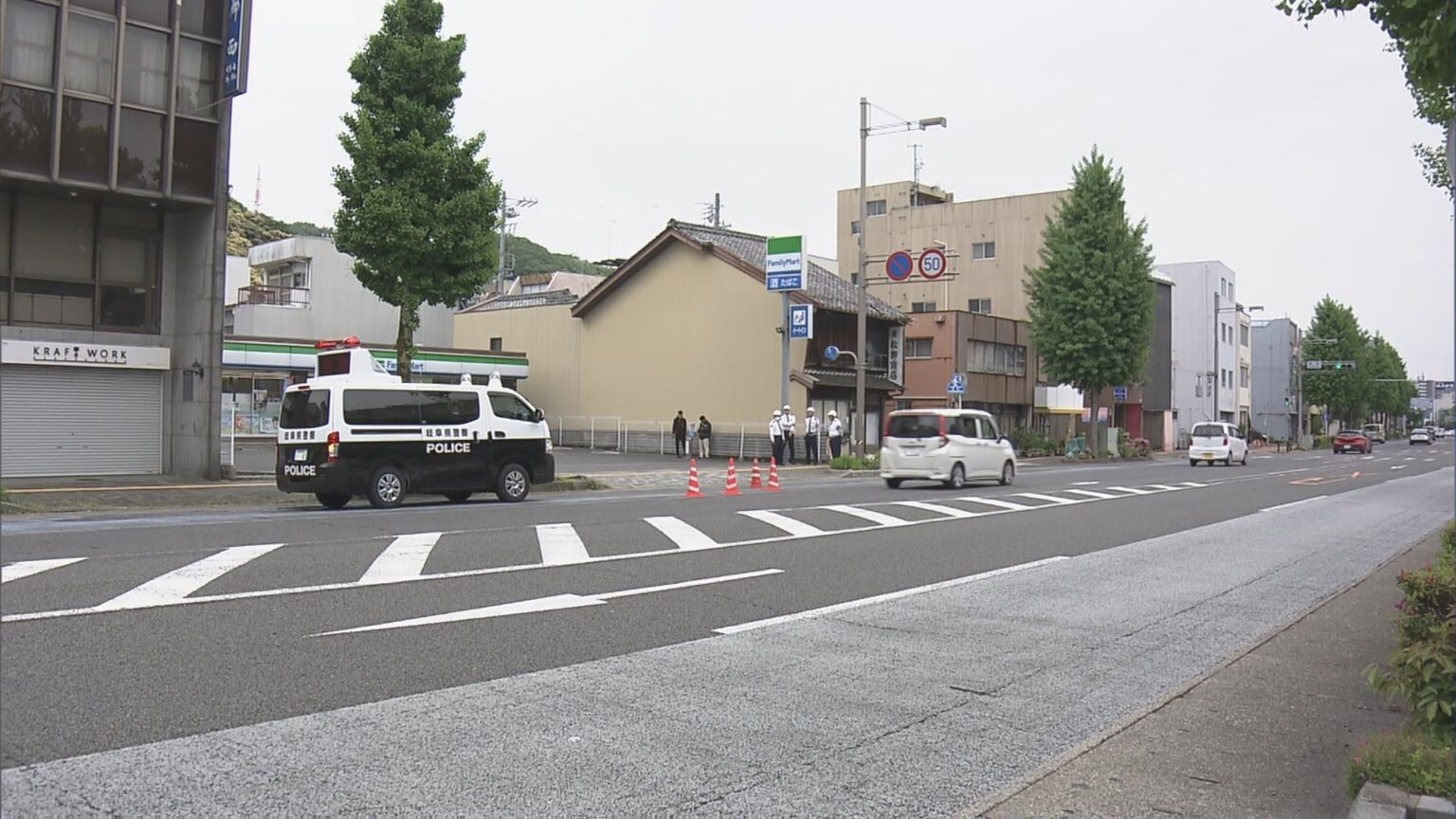 コンビニに入ろうと車線変更して… 86歳運転の軽乗用車が乗客54人の岐阜バスにぶつかる 2人けが 岐阜市（CBCテレビ） - Yahoo!ニュース