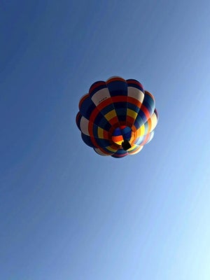 空高く飛ぶ気球（兵庫県加西市で）＝奈良女子大気球部提供