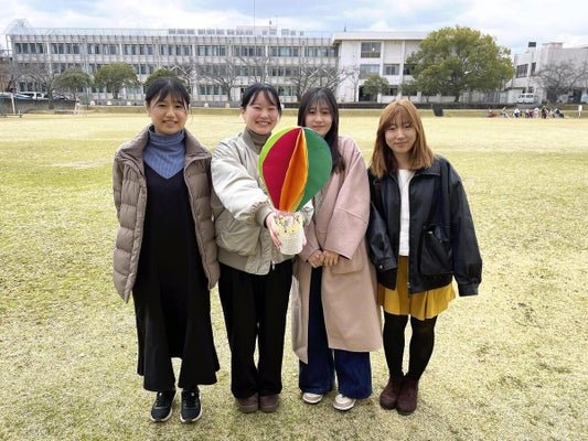 奈良女子大気球部の金谷さん（左から２人目）とメンバー（奈良市で）