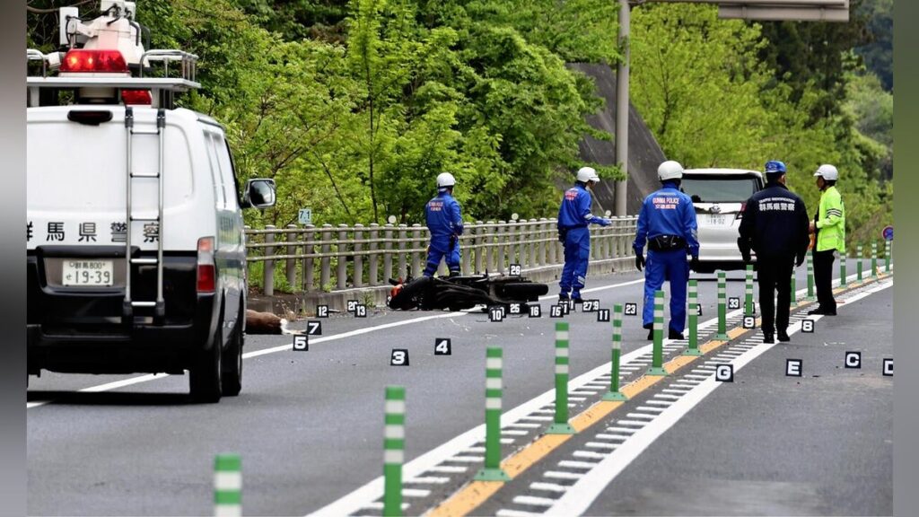 シカと衝突し転倒したとみられるバイク男性、後続車にひかれ死亡…ひき逃げ容疑で６１歳女逮捕 - 読売新聞