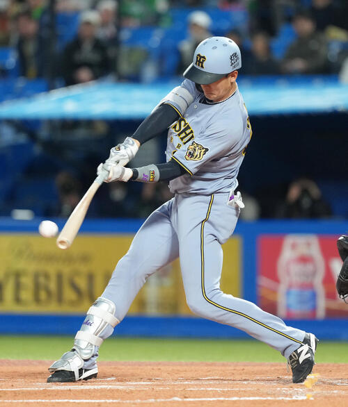 ヤクルト対阪神　1回表阪神1死二、三塁、小幡竜平は中前適時打を放つ（撮影・足立雅史）