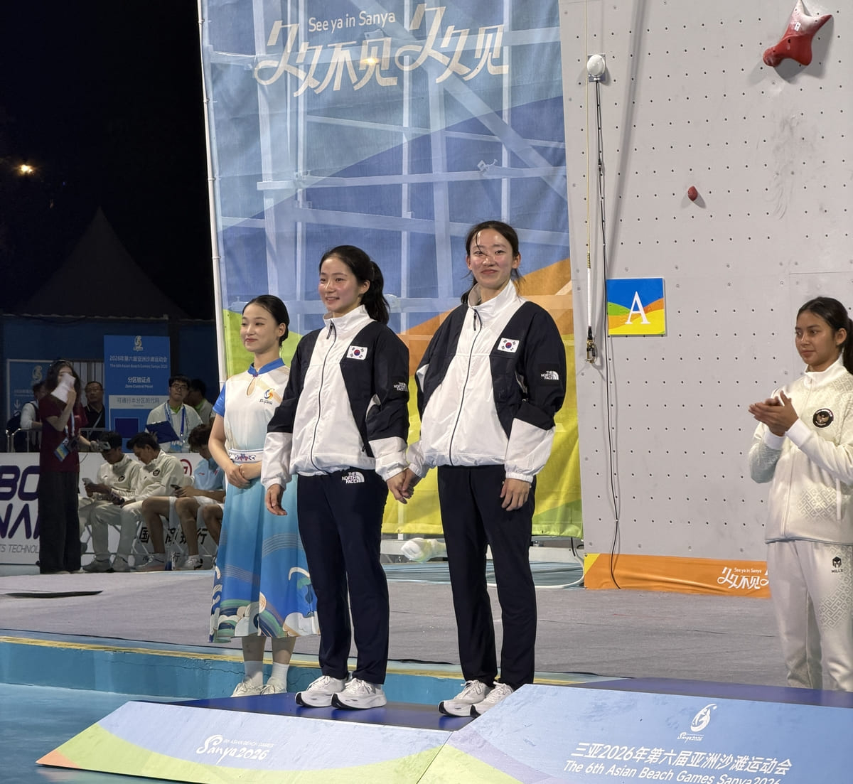 2026山野アジアビーチ競技大会スピードリレー2位に上がったソン·ハンアルムとチョン·ジミン。 /写真=大韓山岳連盟提供