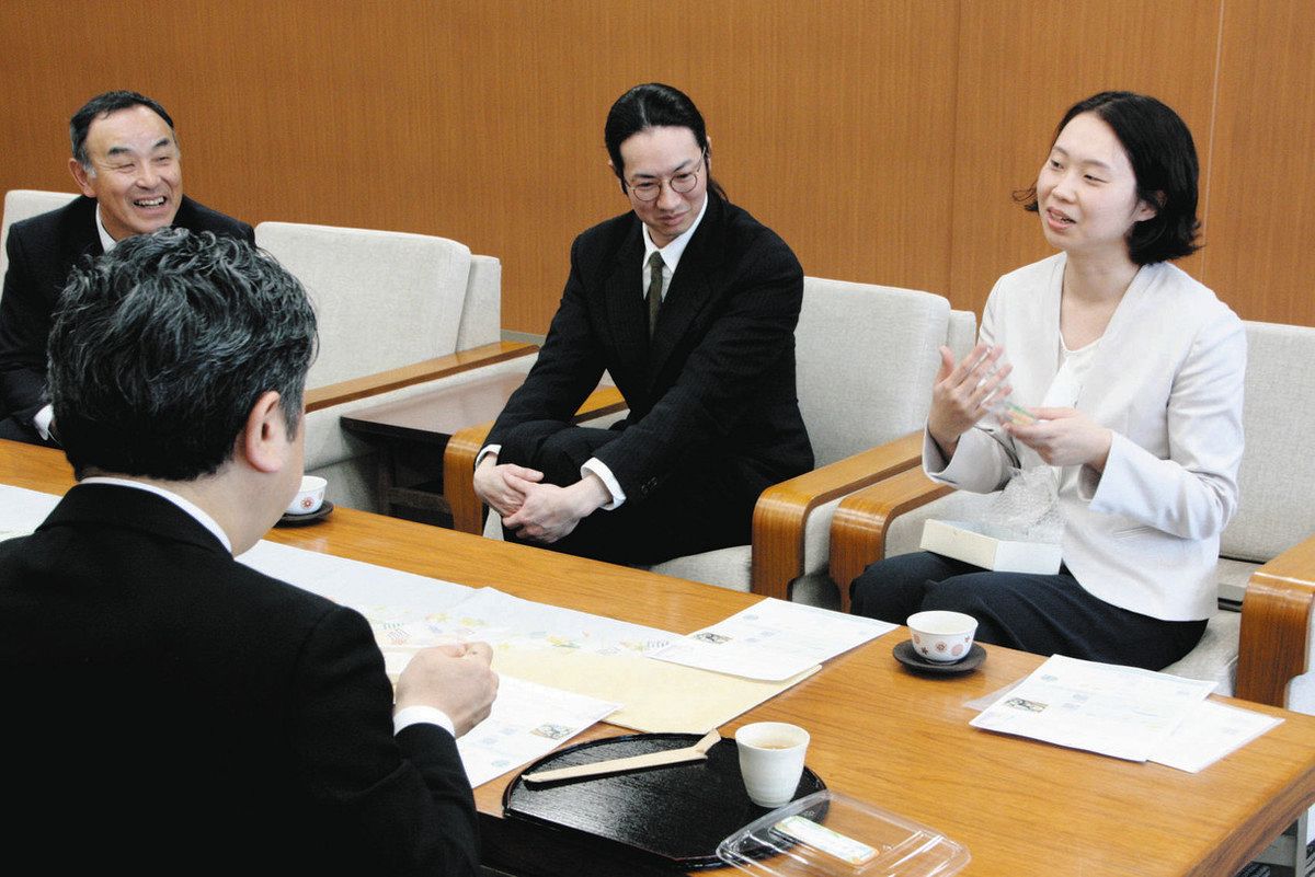 「内川たけのこ食堂」について紹介する浜口ゆきのさん（右端）ら＝金沢市役所で