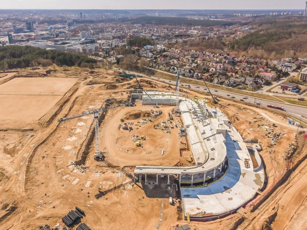 国立競技場ではすでに４５％が設置されている。プレハブ鉄筋コンクリート構造物。