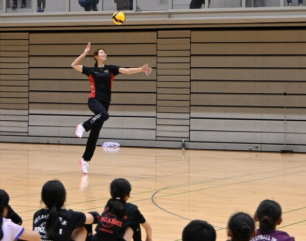 木村沙織選手がサーブをする様子