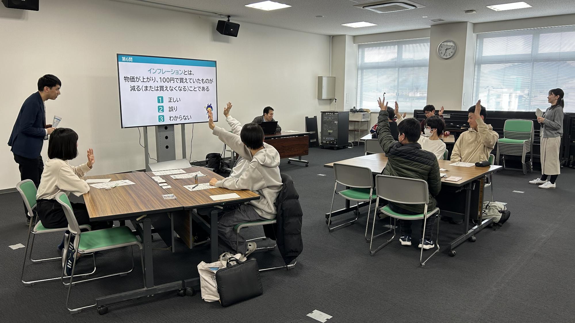 クイズに答える参加者たち