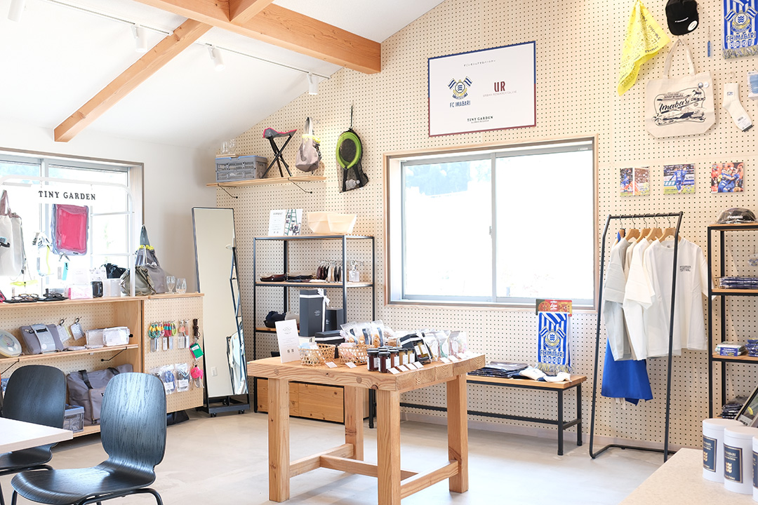 FC今治のホームスタジアム・アシックス里山スタジアム内に愛媛県内で唯一の株式会社アーバンリサーチ常設販売スペース