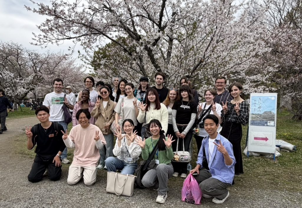 留学生と外大生が「SAKURAトリップ」で豊臣秀長ゆかりの郡山城跡を訪れ、戦国史を学びながら満開の桜を満喫しました | NEWS | 広報サイト