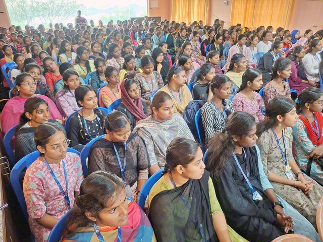創価池田女子大学の学生がセミナーに真剣に耳を傾ける（3月26日、同大学で）