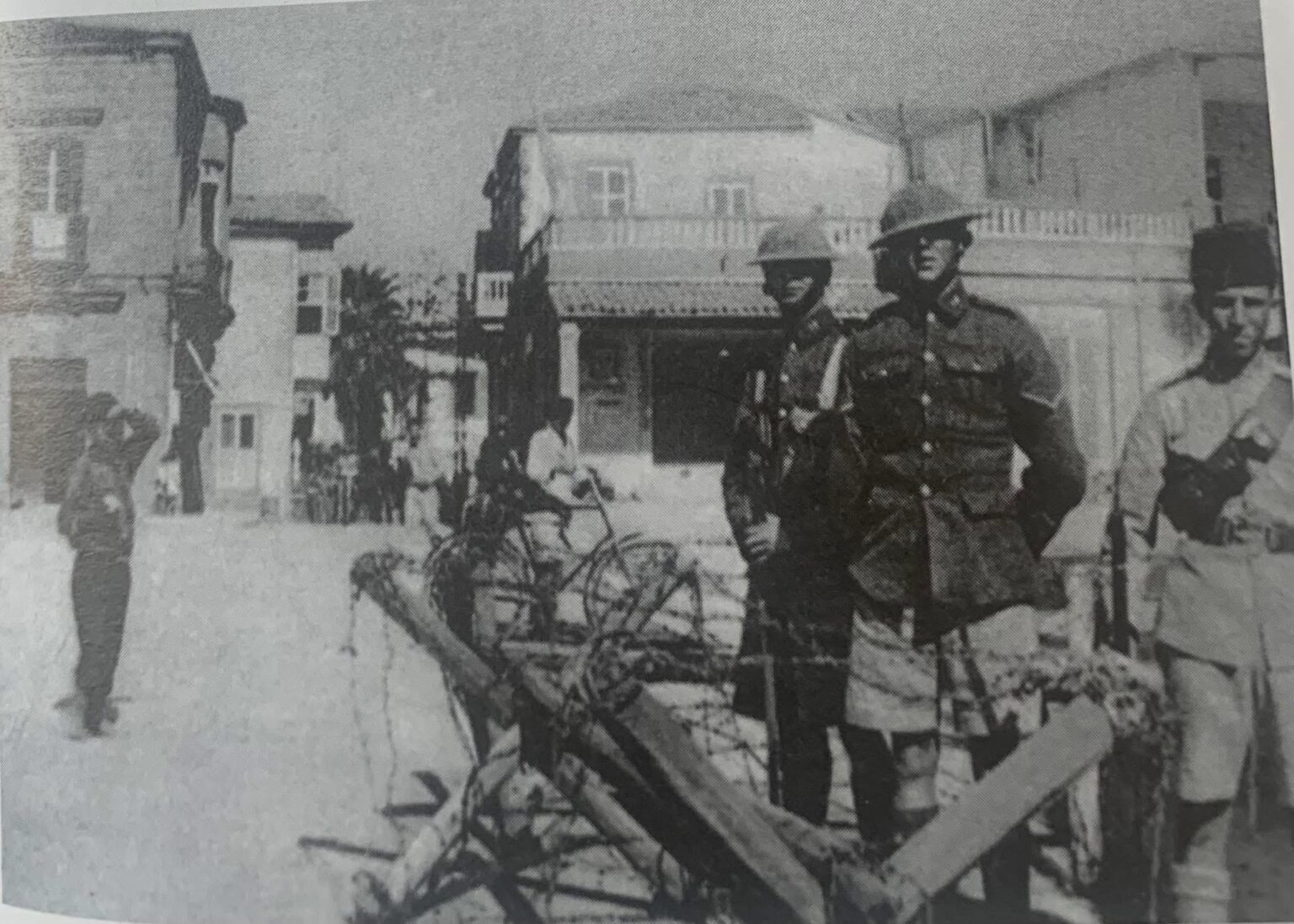 1931 年 11 月 7 日、キプロスに駐留するイギリス兵が 10 月のデモ中の秩序を回復するために有刺鉄線のフェンスを設置している。