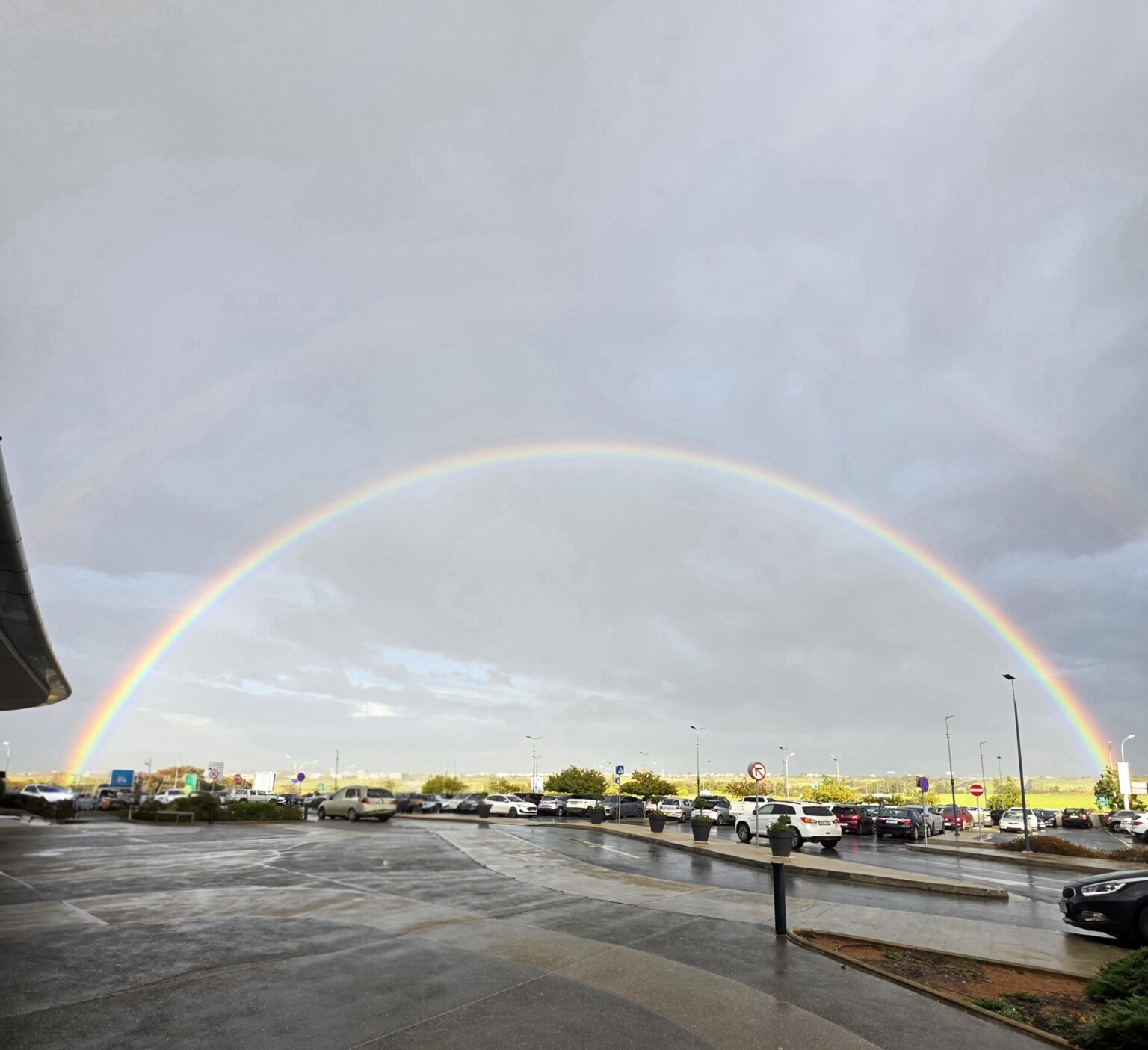 ニコシアモール前の虹の全景。とても嬉しいです🌈