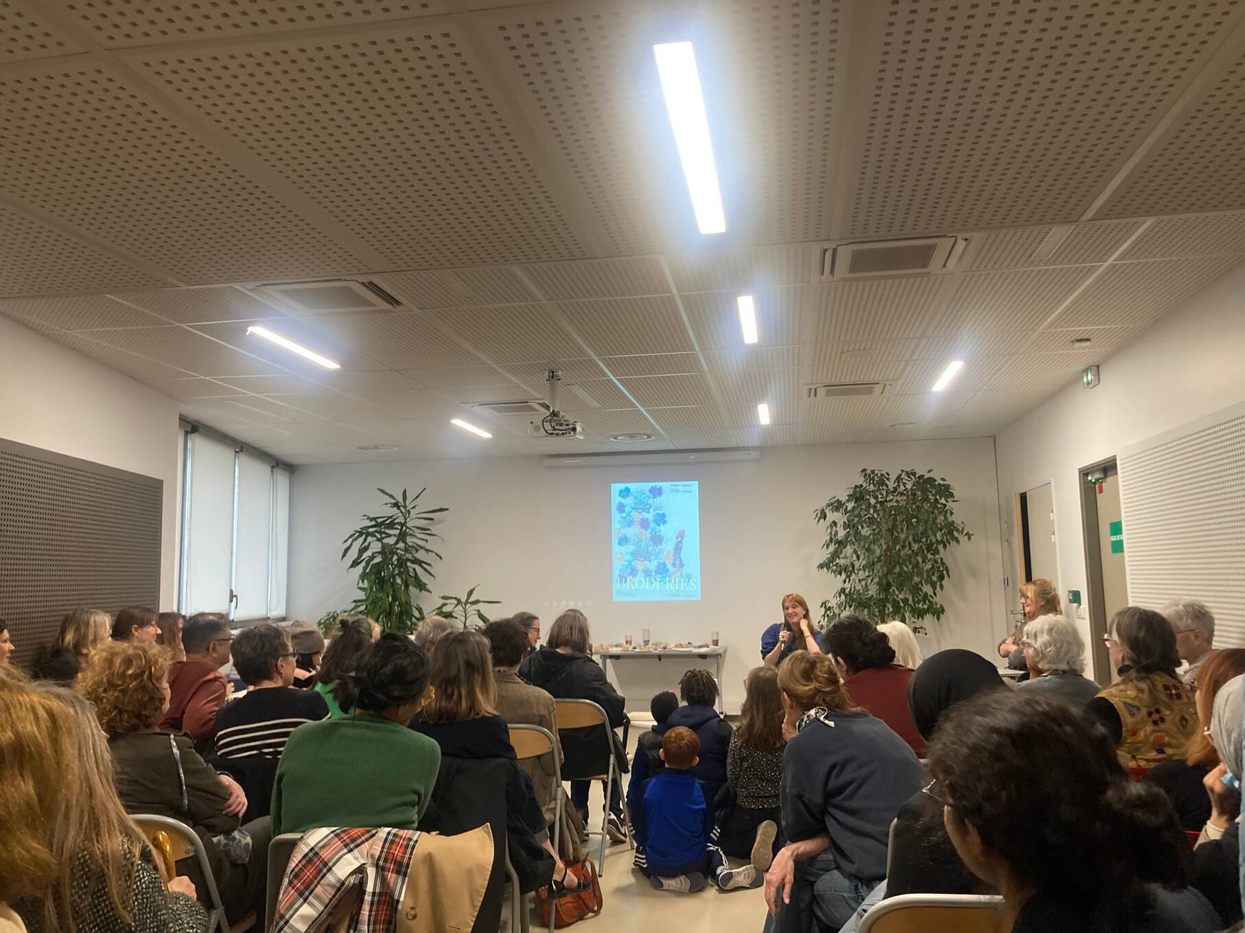 パリ・アート情報「刺繍でつながる、パリ10区の“布の本”。ヨーロッパ工芸の日2026」