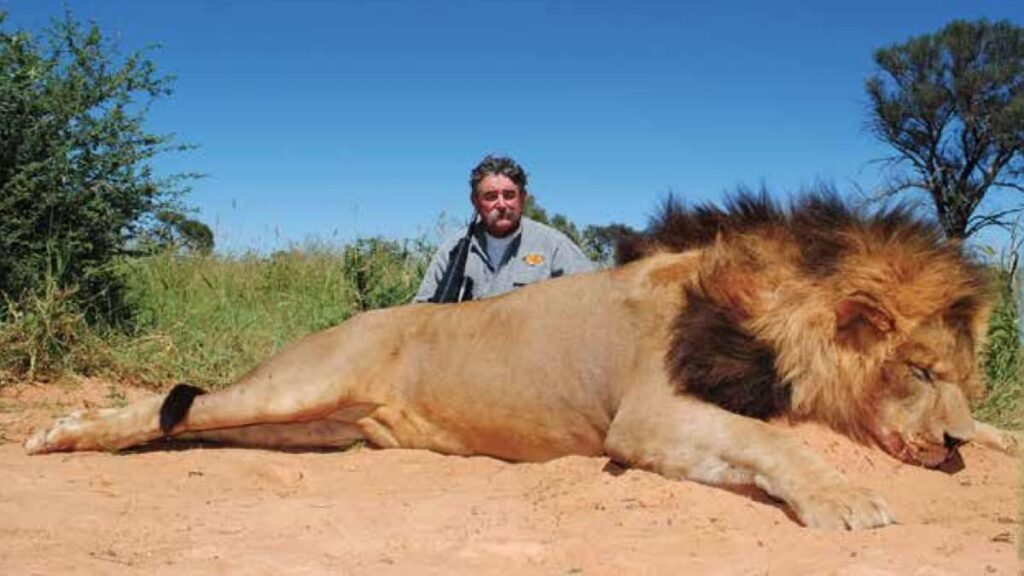 大富豪の米国の大物狩猟者（75歳）が中央アフリカでアンテロープ狩り中に5頭のゾウに踏みつけられて死亡した。