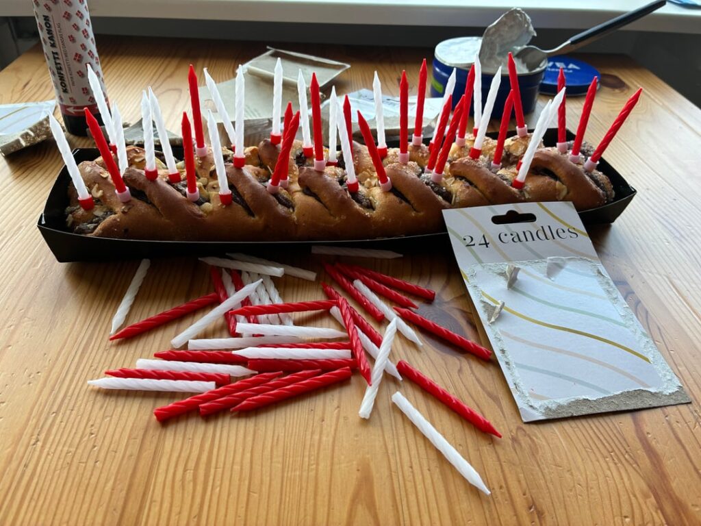 [r/MildtIrriterende] 父の70歳の誕生日に24本のキャンドルが入ったパックを3パック購入しましたが、そのパックにはホルダーが12個しか入っていません。