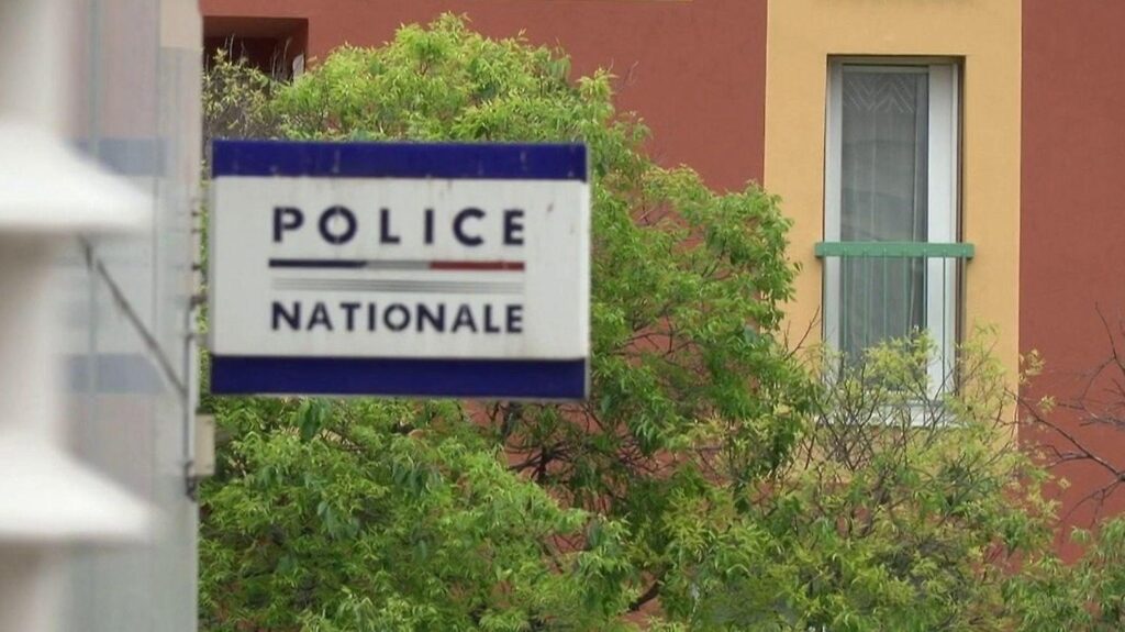 ニースで撮影された暴力的な襲撃の後、2台のCRSが警察に拘留された