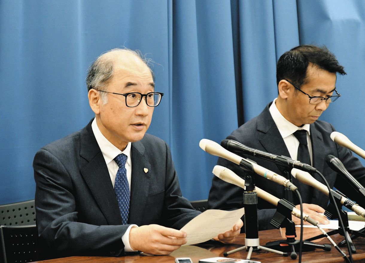 事故調査委員会について説明する岡明病院長（左）