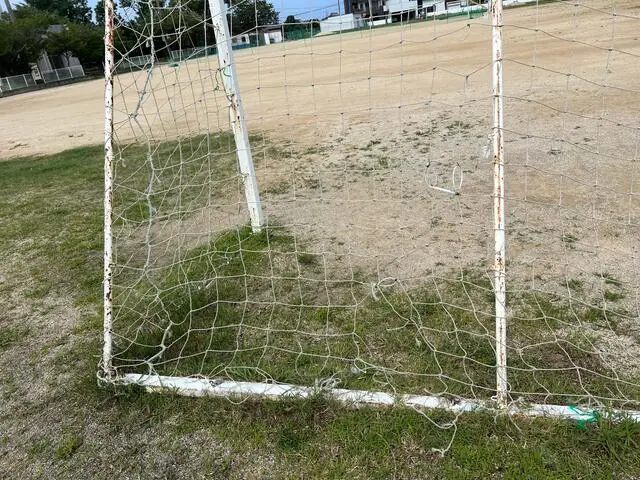 ネットが破れたサッカーゴール。画像提供：NPO法人スポーツ巡回ネットワーク