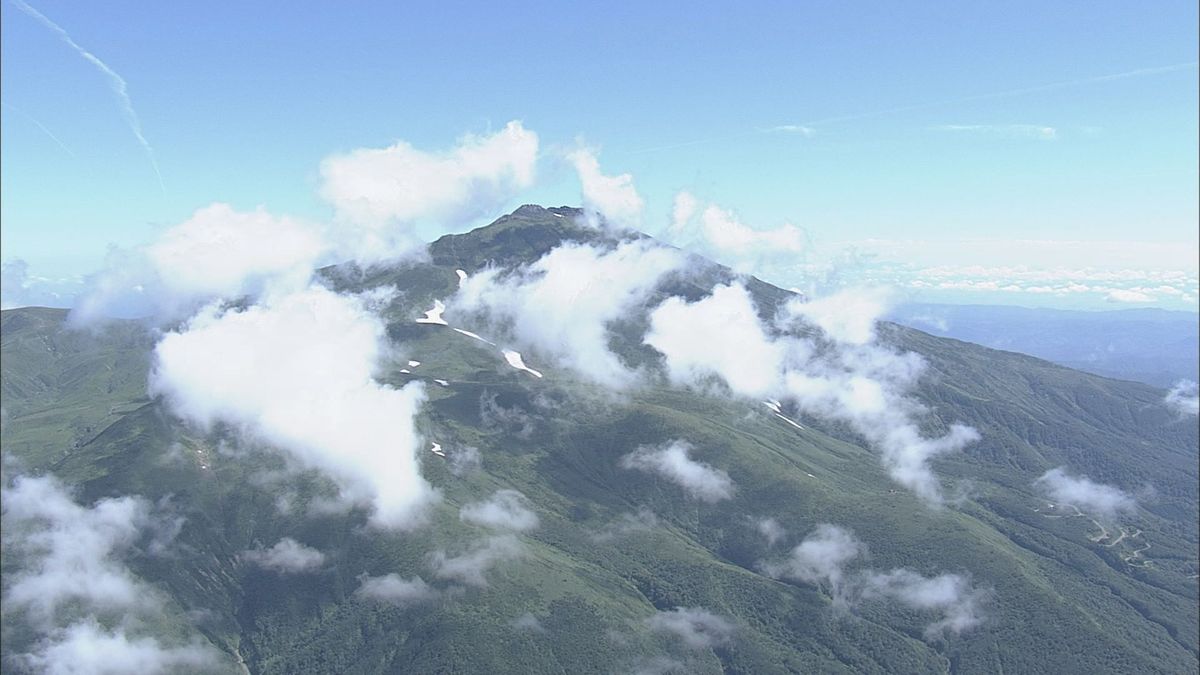 鳥海山登山中に急斜面滑落の男性を救助　けがなしも低体温症の恐れ　山形県遊佐町