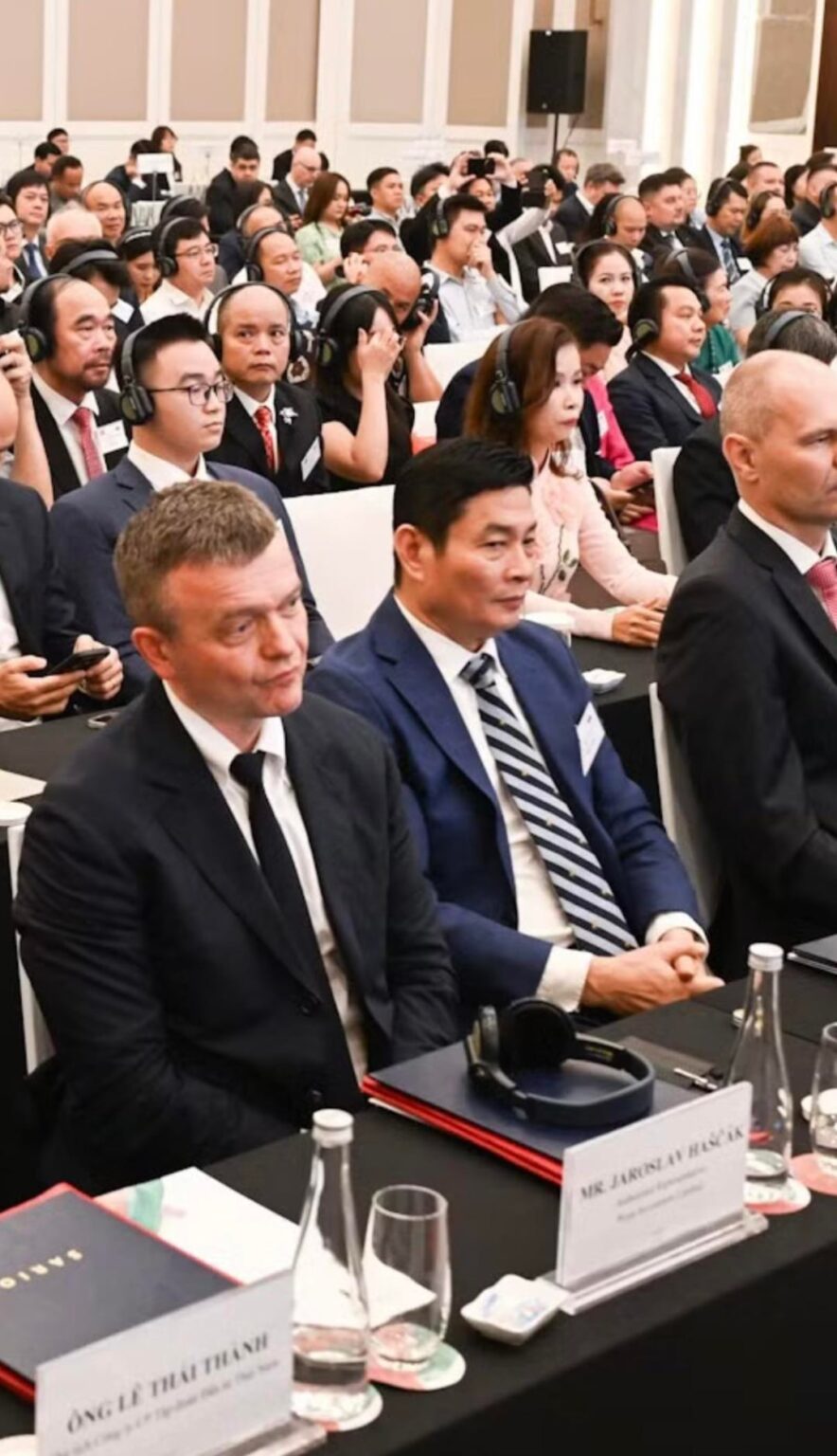 ペンタのヤルコ・ハシュチャークとベトナムのフィコとカリニャク（新しい写真）