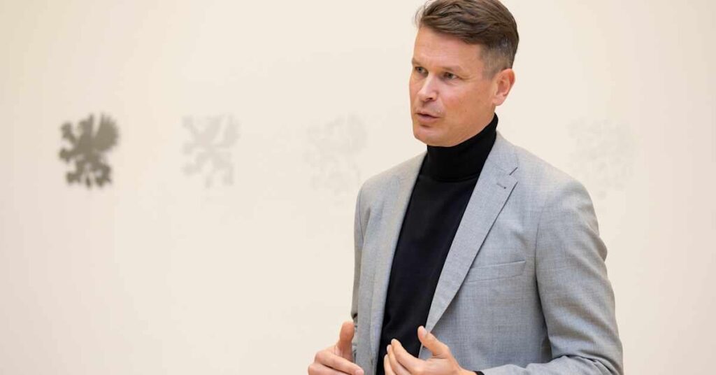 このおかしな政府は