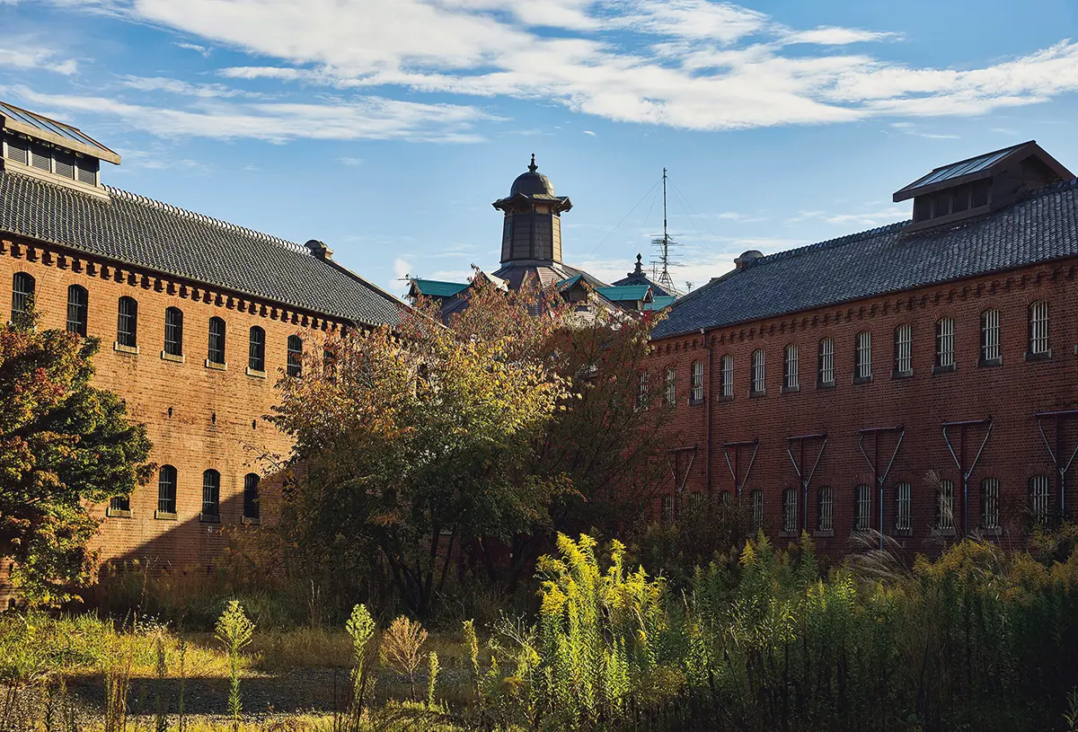 美しく重厚な赤レンガ建築。 明治時代の先進的な技術や 意匠が取り入れられている