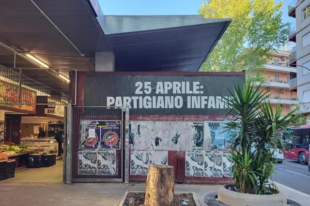 ローマでは「4月25日：パルチザンを侮辱する」と書かれた横断幕がいくつか出現した。