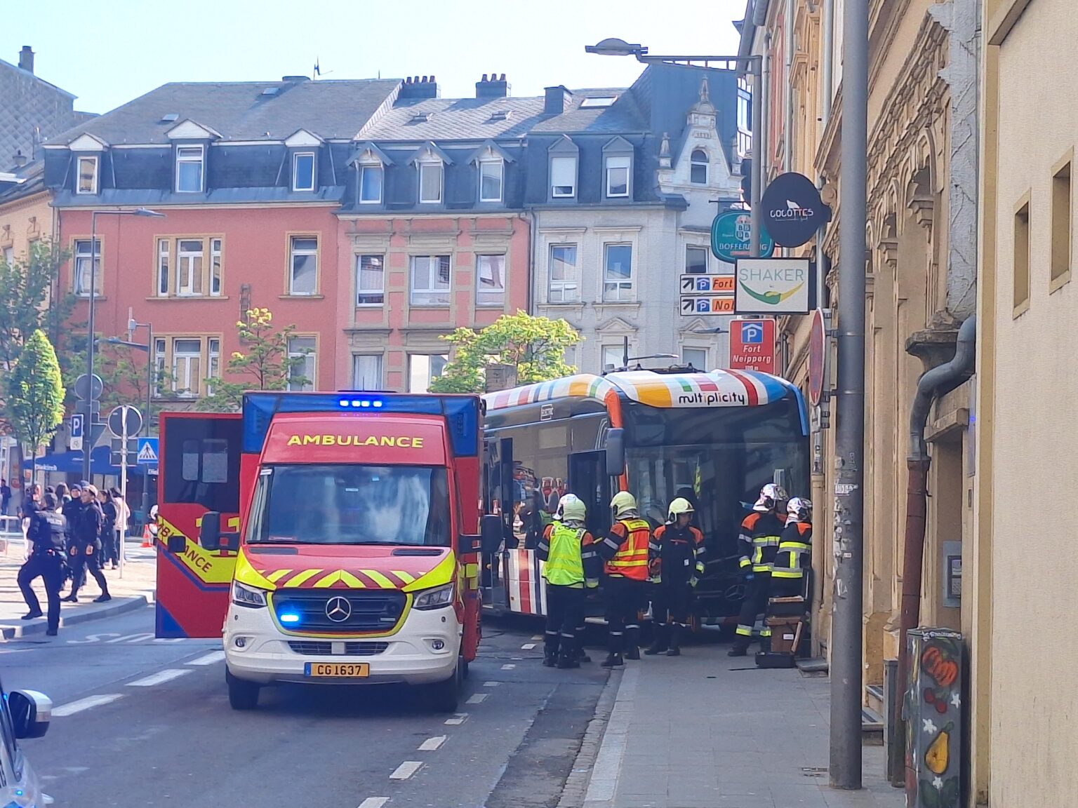 ガールエリア。バスが建物に衝突