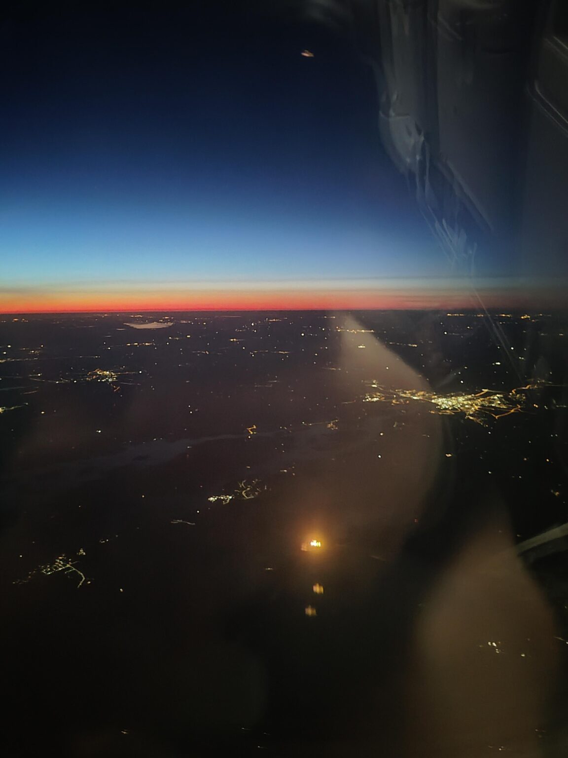 キルジャッカラのすぐ右、サロの下に見える巨大な光源（だと思う）。それは何でしょうか？