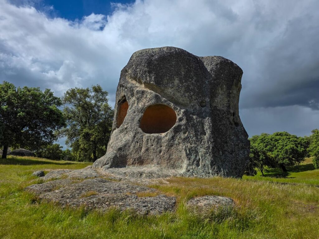 ペーニャ ブラカまたはカンチャル デ ロス オホスと隣接する牧草地