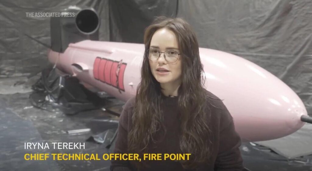 FP-5「フラミンゴ」長距離巡航ミサイルの前に立つ、ウクライナの防衛企業ファイア・ポイントの最高技術責任者（兼最高経営責任者）であるイリーナ・テレク氏