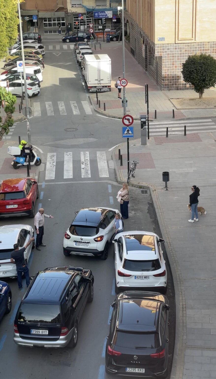 30分の時計を節約する女性