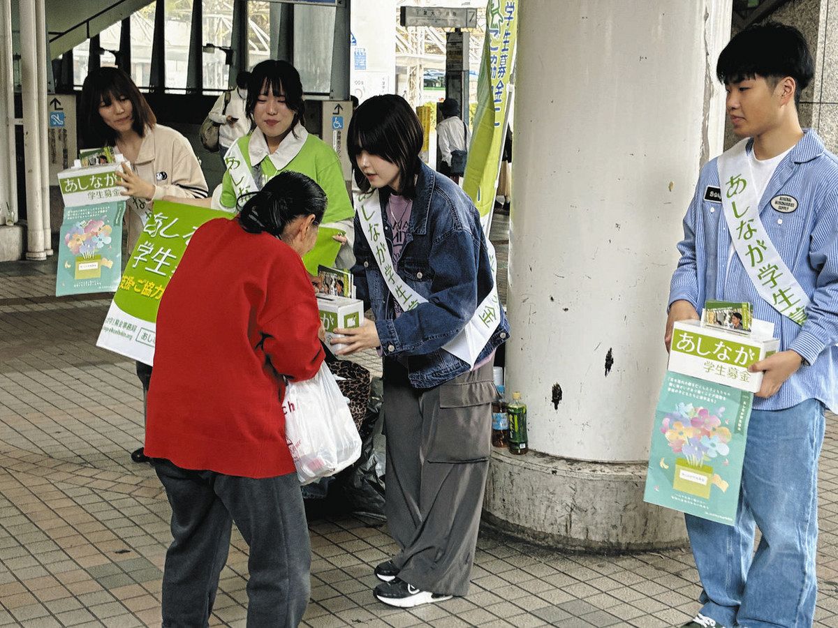 募金する通行人（手前）にお礼を言う大学生たち＝JR千葉駅東口で
