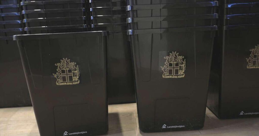 この春から使用される黒色のプラスチック製の新しい投票箱 - RÚV.is
