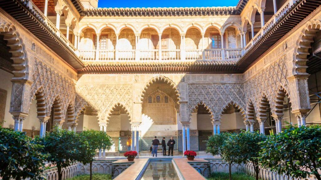 この魅力的なスペインの都市を訪れるのに、最も美しく、最もお得な時間を見つけました